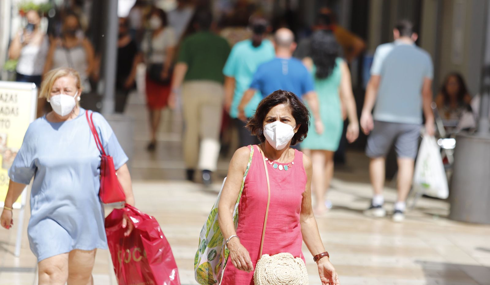 Ambiente en una calle del centro de la capital onubense.