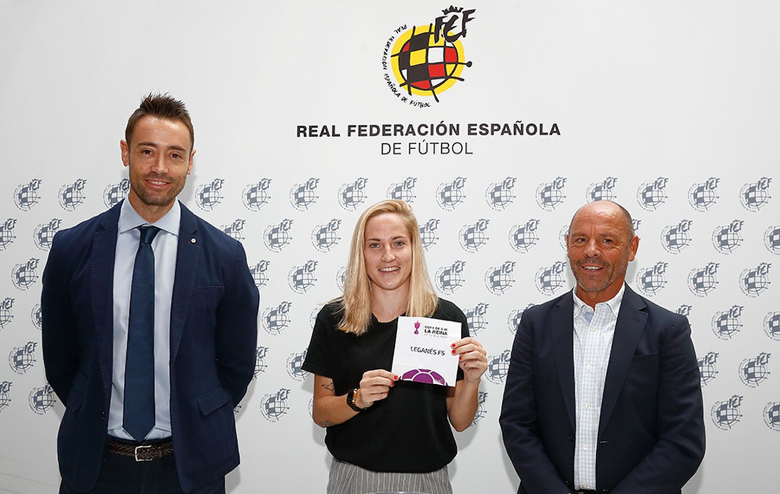 Anita Luján muestra el nombre del Leganés, exento, tras el sorteo de la primera eliminatoria.