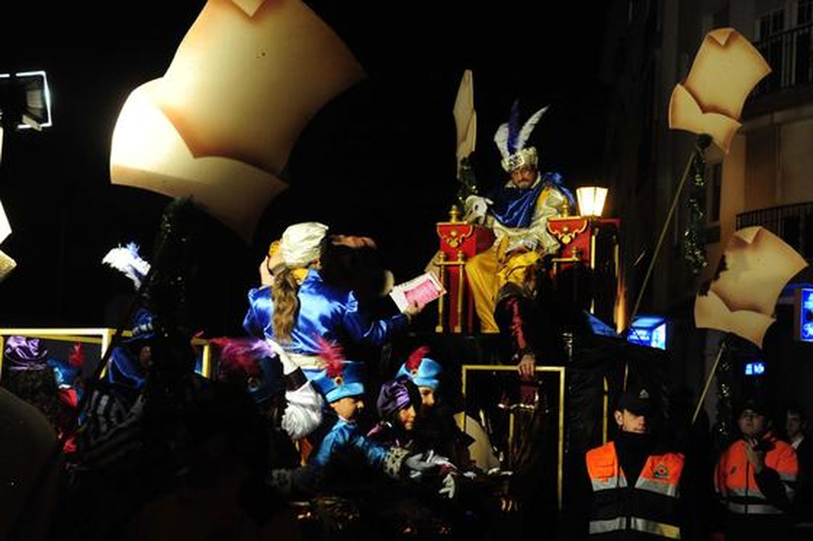 El Heraldo Real recorrió ayer San Fernando para recoger las cartas que los niños han escrito este año a los Reyes Magos

Foto: Elias Pimentel