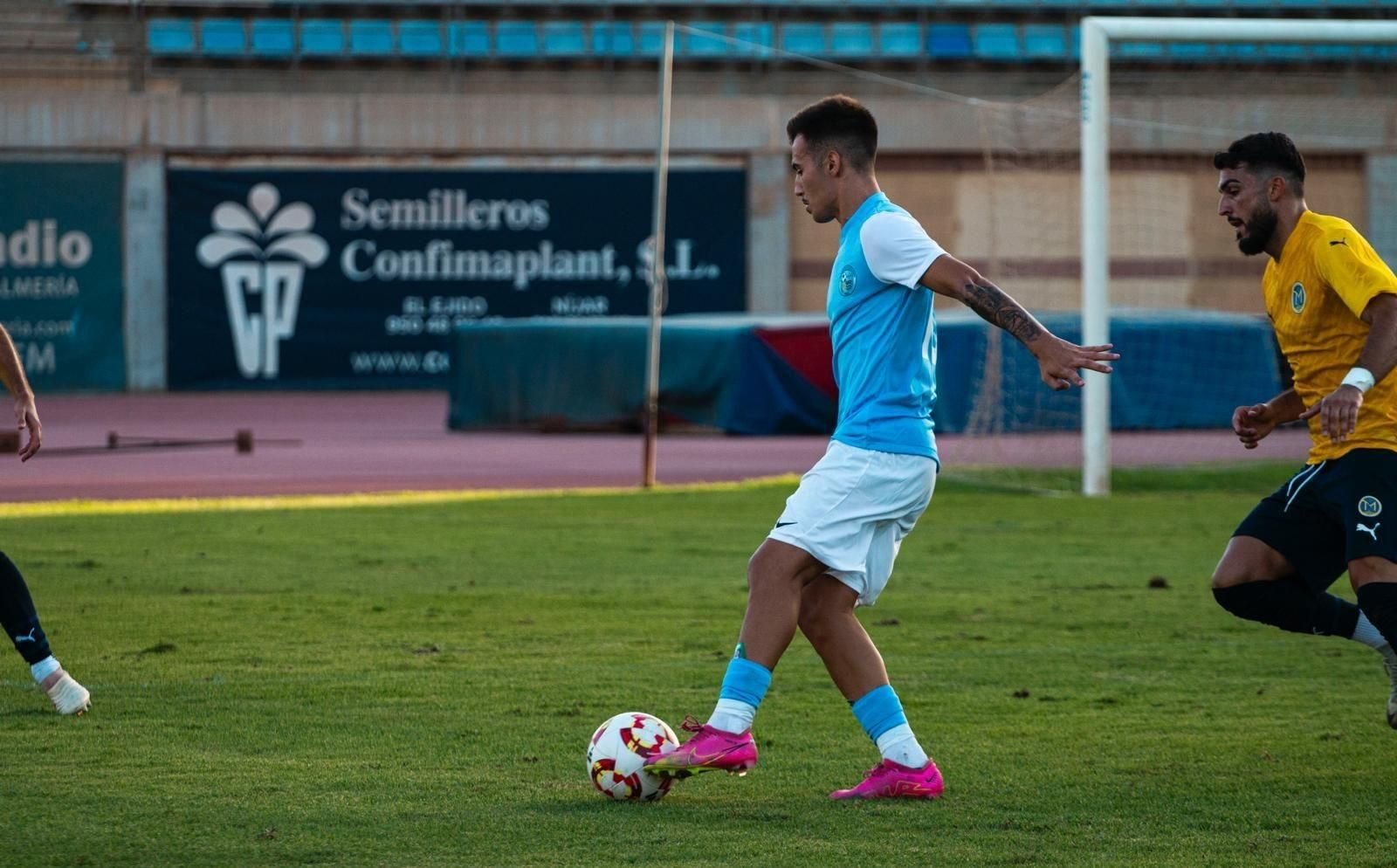 El extremo zurdo linarense conduce la pelota en un partido de la actual temporada.
