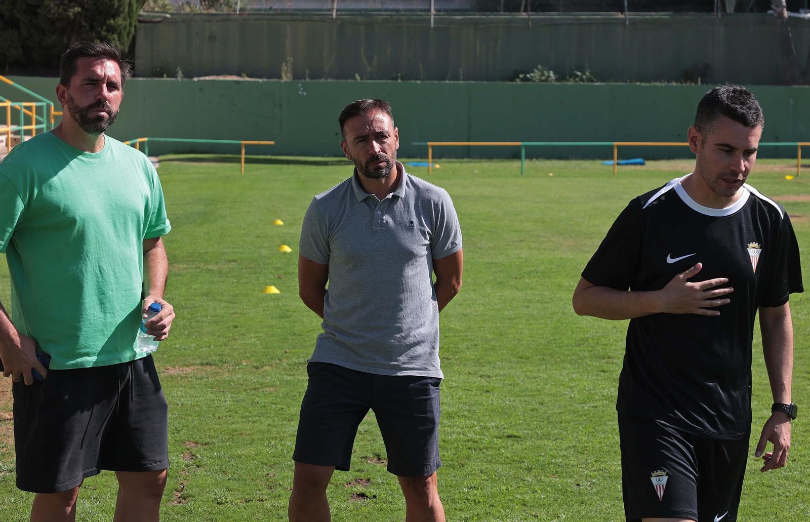 Jordi Figueras y Miguel León, dirección deportiva del Algeciras, y el nuevo entrenador, Fran Justo