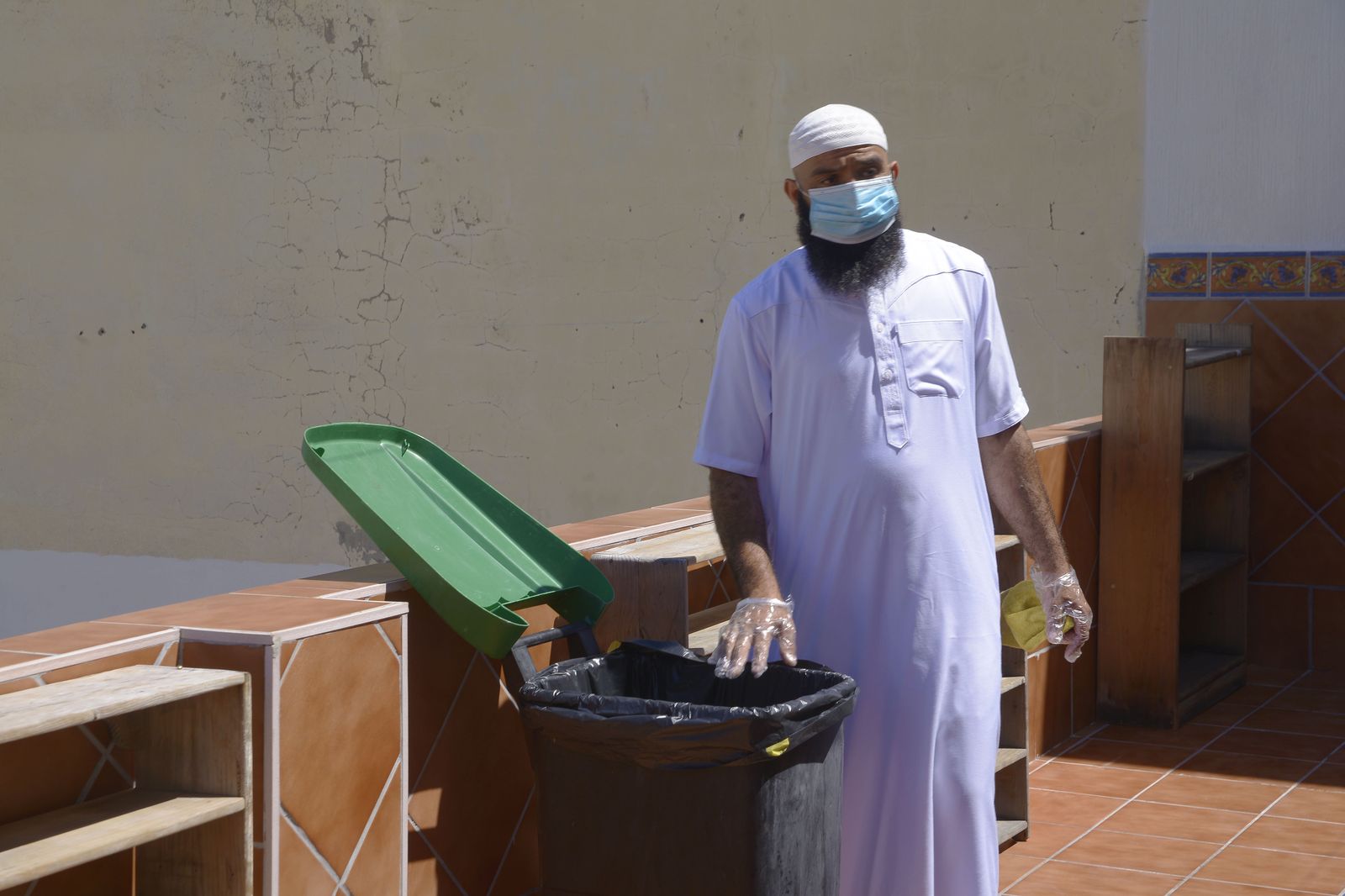 Fotos de las labores de higiene y desinfección de la mezquita Houda de Algeciras