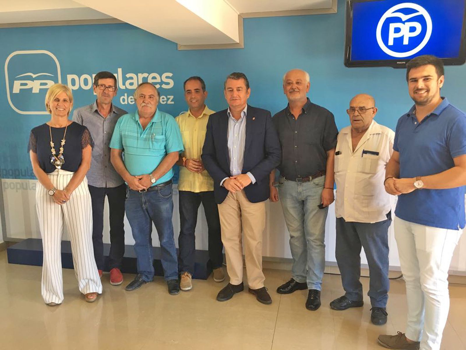 Antonio Sanz, acompañado por María José García-Pelayo, Antonio Saldaña, José Ramón Becerra, Juan Mangala, Manuel Toro y Fran Moreno.