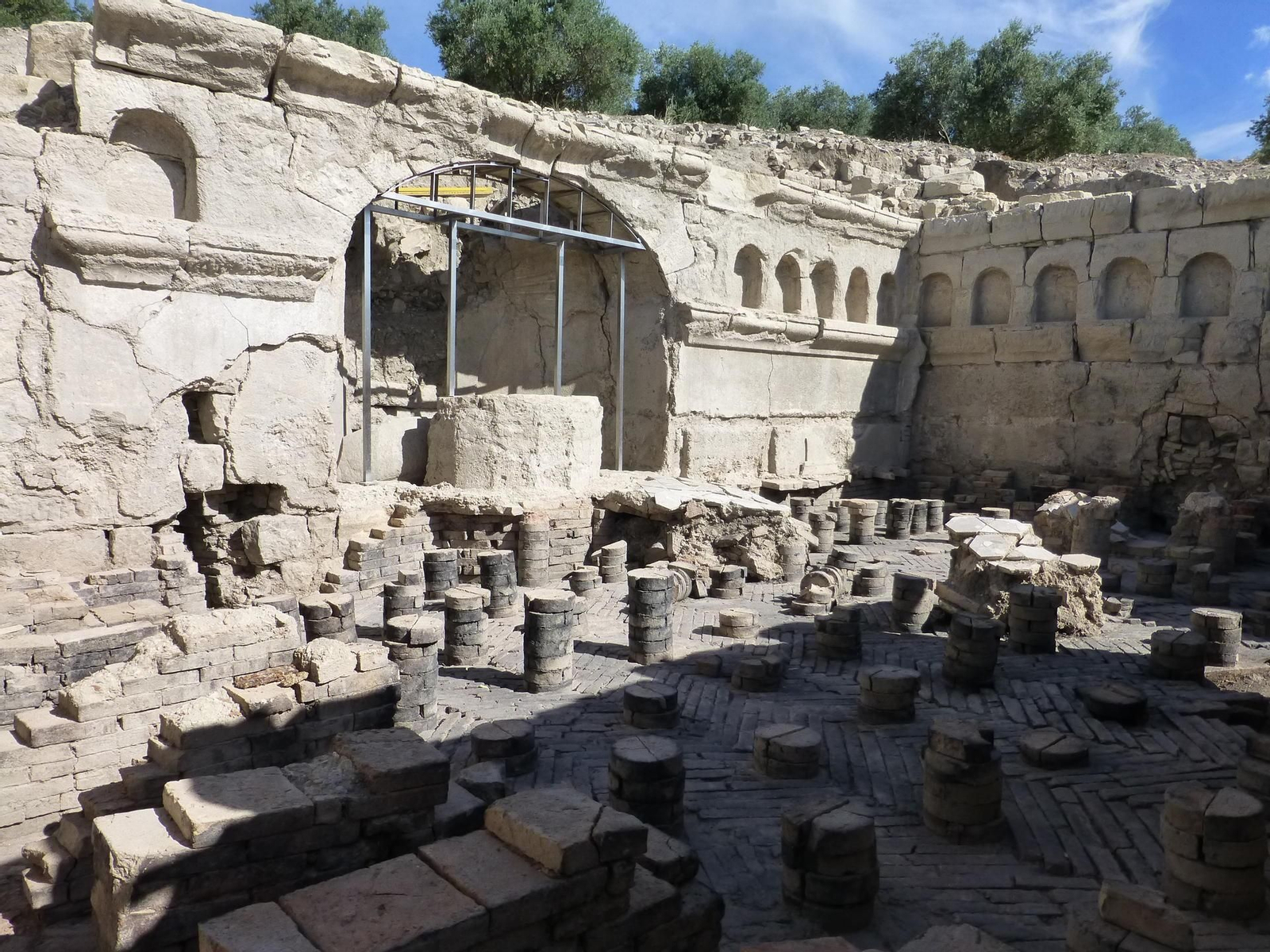 Termas orientales de origen romano descubiertas en el yacimiento.