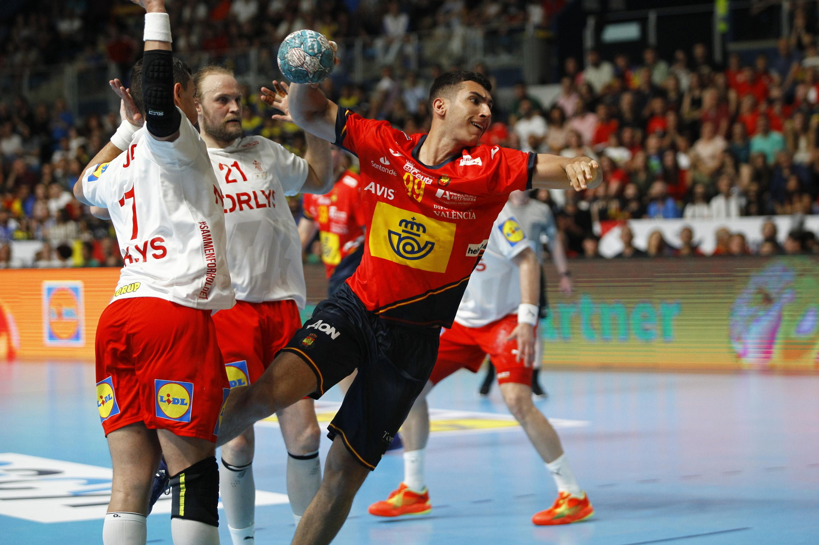 Imágenes del España-Dinamarca de la EHF Euro Cup de balonmano, en Almería