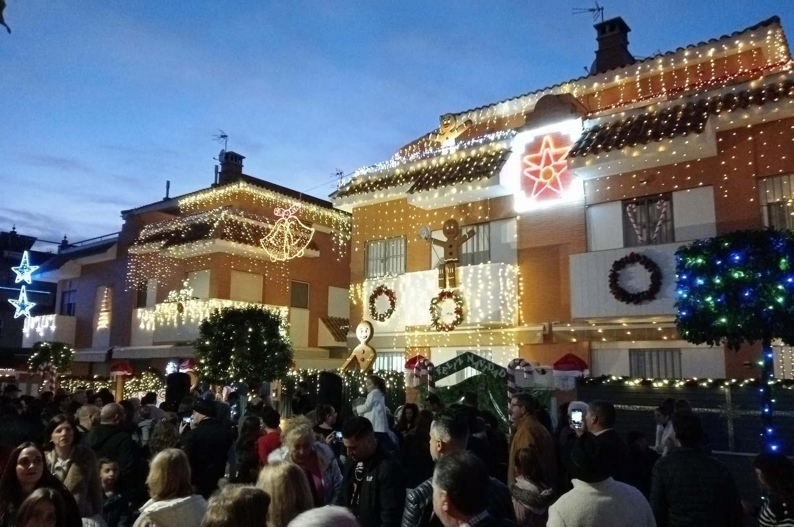 Imágenes de la calle del Grinch de Corrales, Huelva