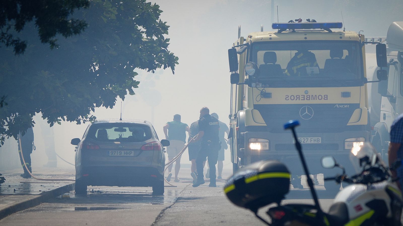 El fuego llega a las  casapuertas en Jerez