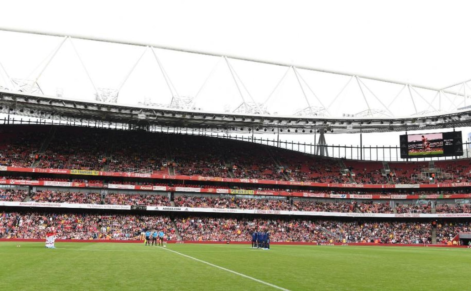 El Emirates Stadium durante el minuto de silencio