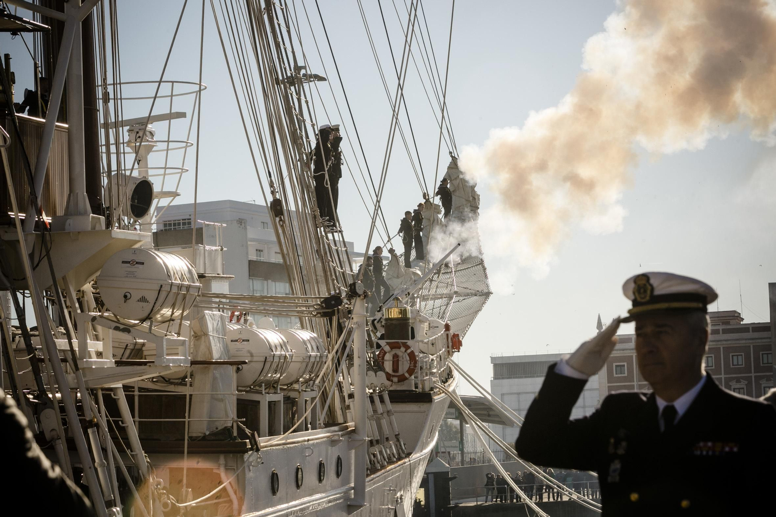 Elcano inicia su XCI crucero de instrucción en Cádiz