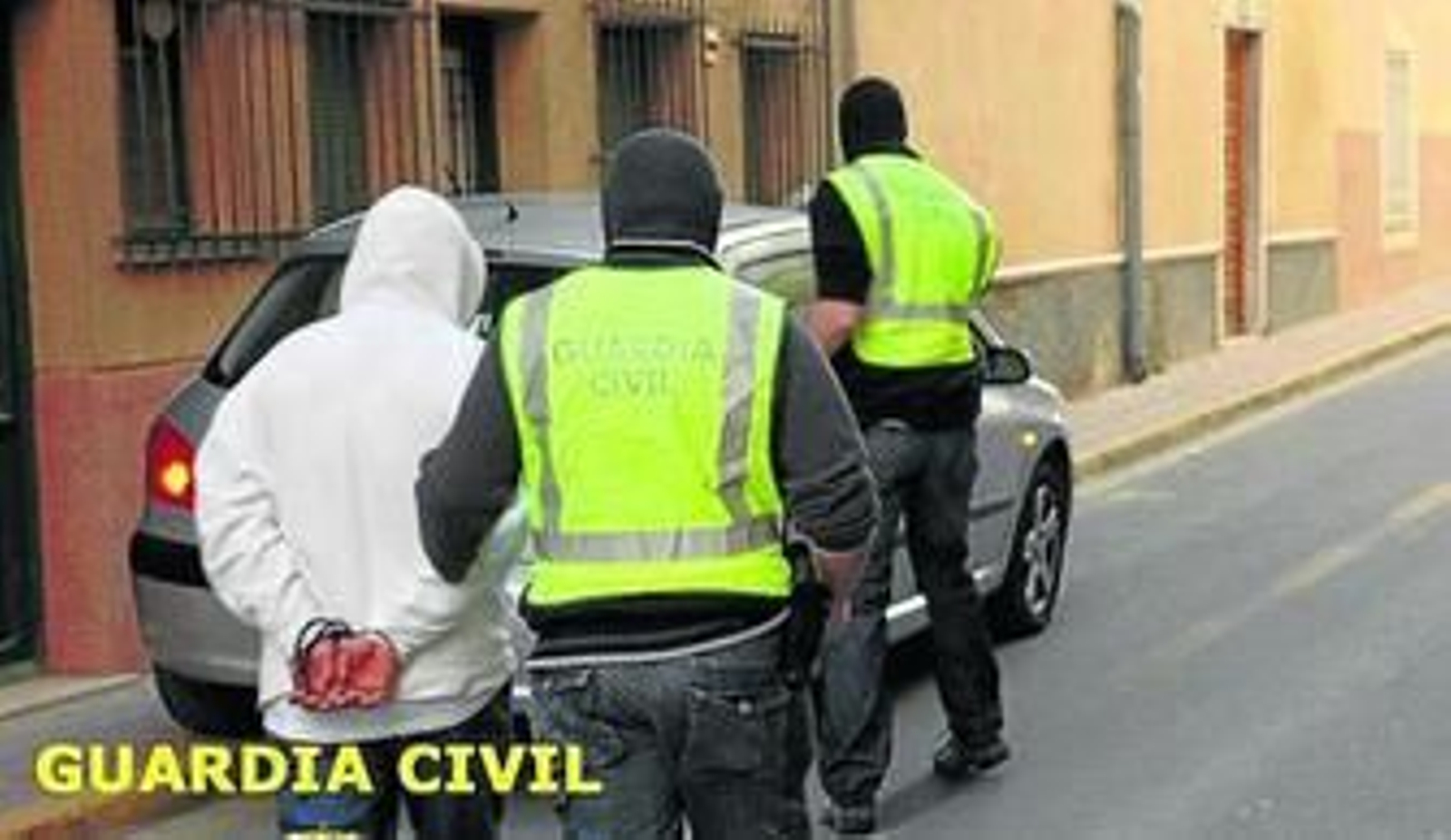 Agentes de la Guardia Civil durante una intervención con detenido.