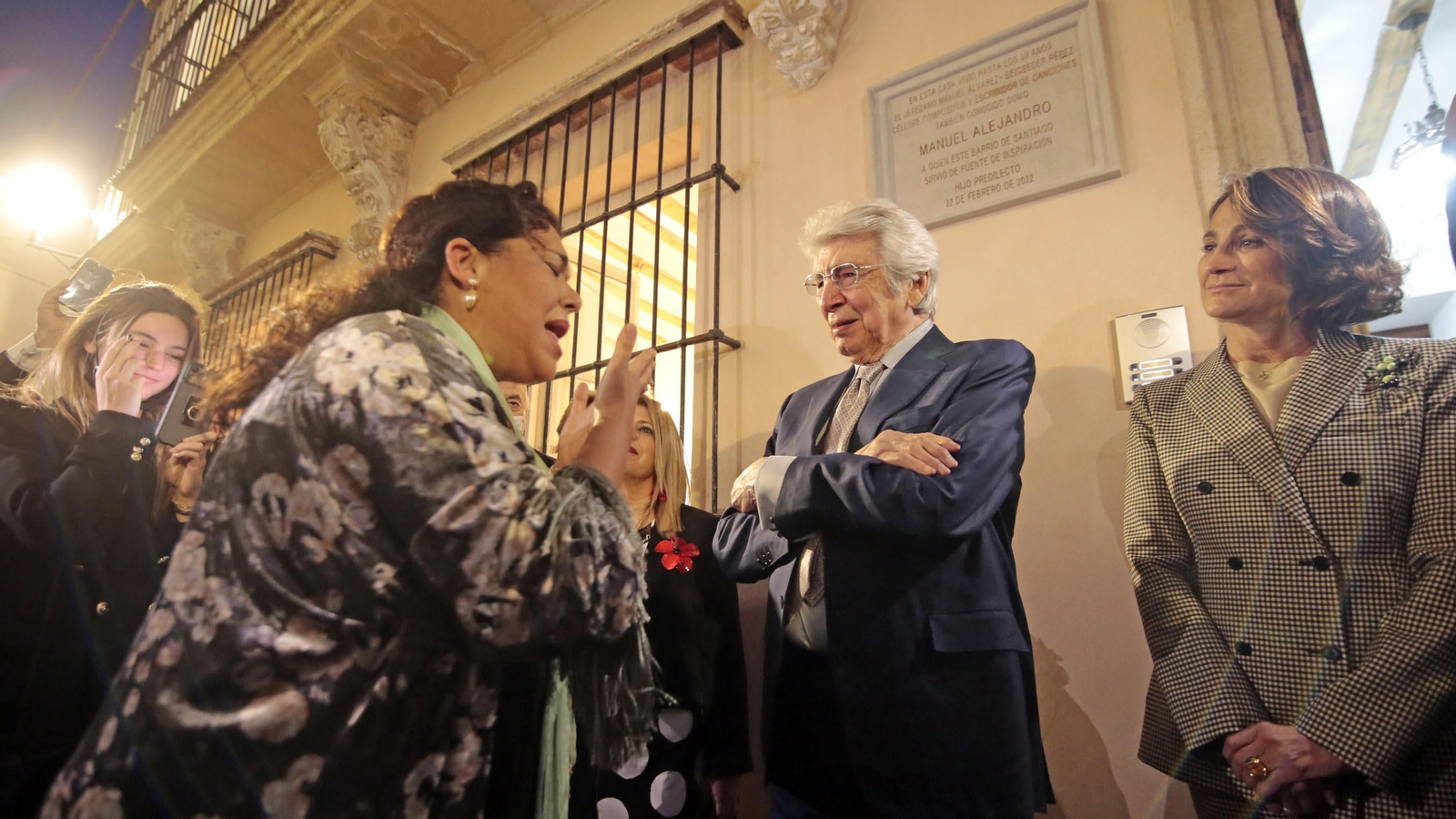 Manuel Alejandro descubre una placa en la casa donde se crió