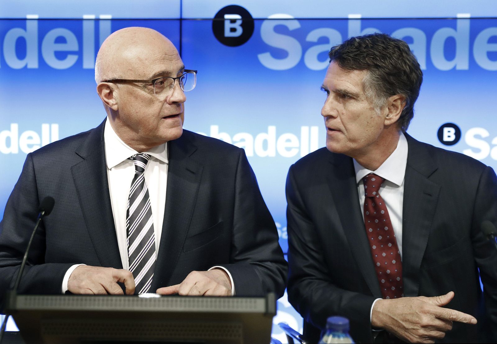 El presidente del Banco de Sabadell, Josep Oliu, y el consejero delegado, Jaume Guardiola, ayer, en Barcelona.