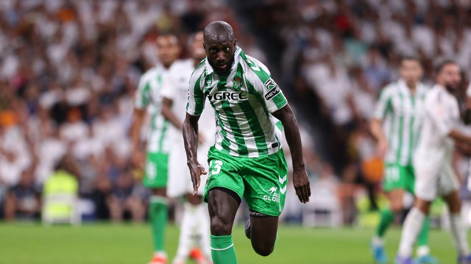 Sabaly jugando con el Betis en el Bernabéu esta temporada