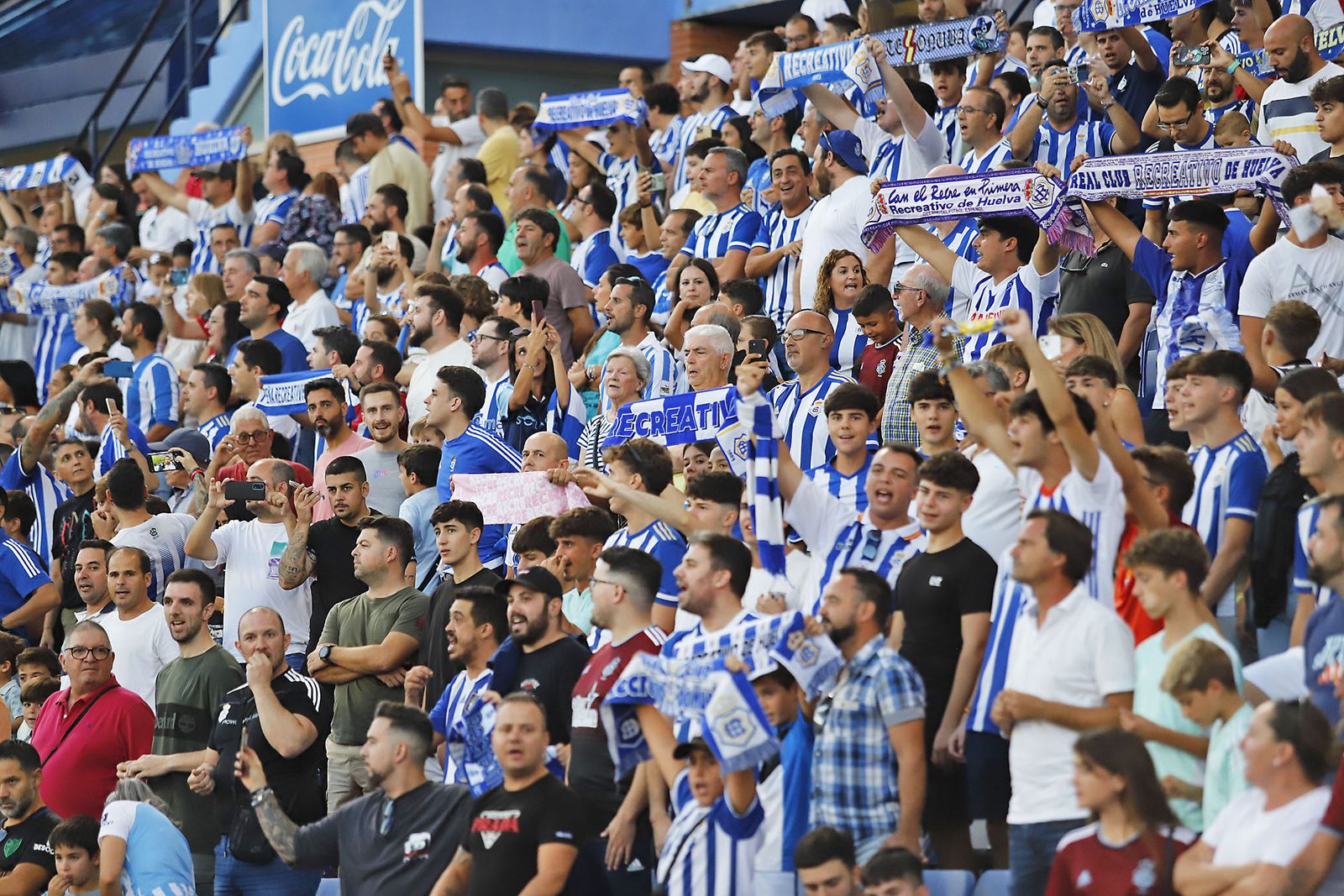 Ambiente en las gradas del Nuevo Colombino en el Recreativo de Huelva y Málaga