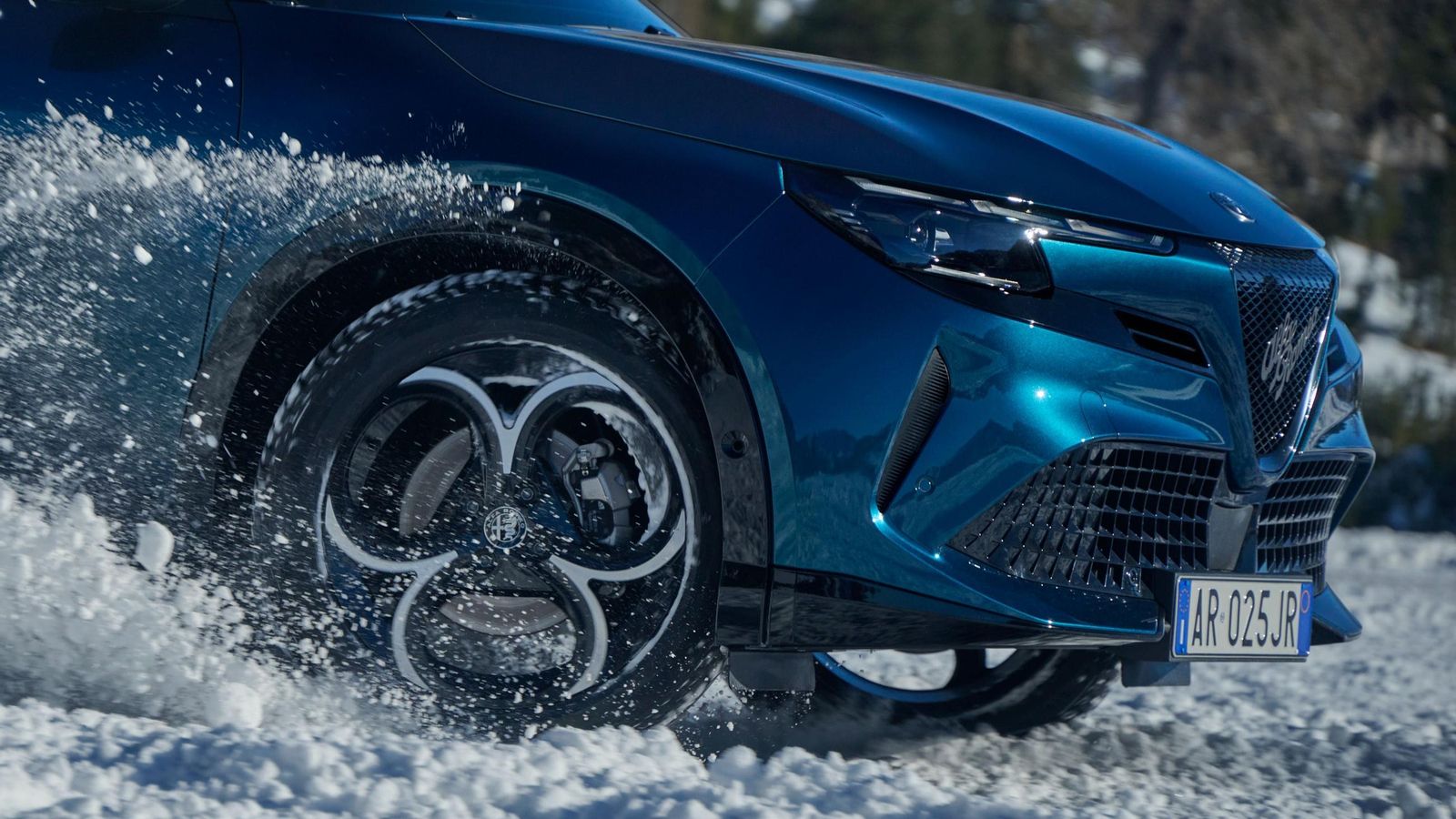 Entre el equipamiento de serie están las llantas de 18" de diseño "Petali". También un frontal específico, semejante al del acabado Speciale.