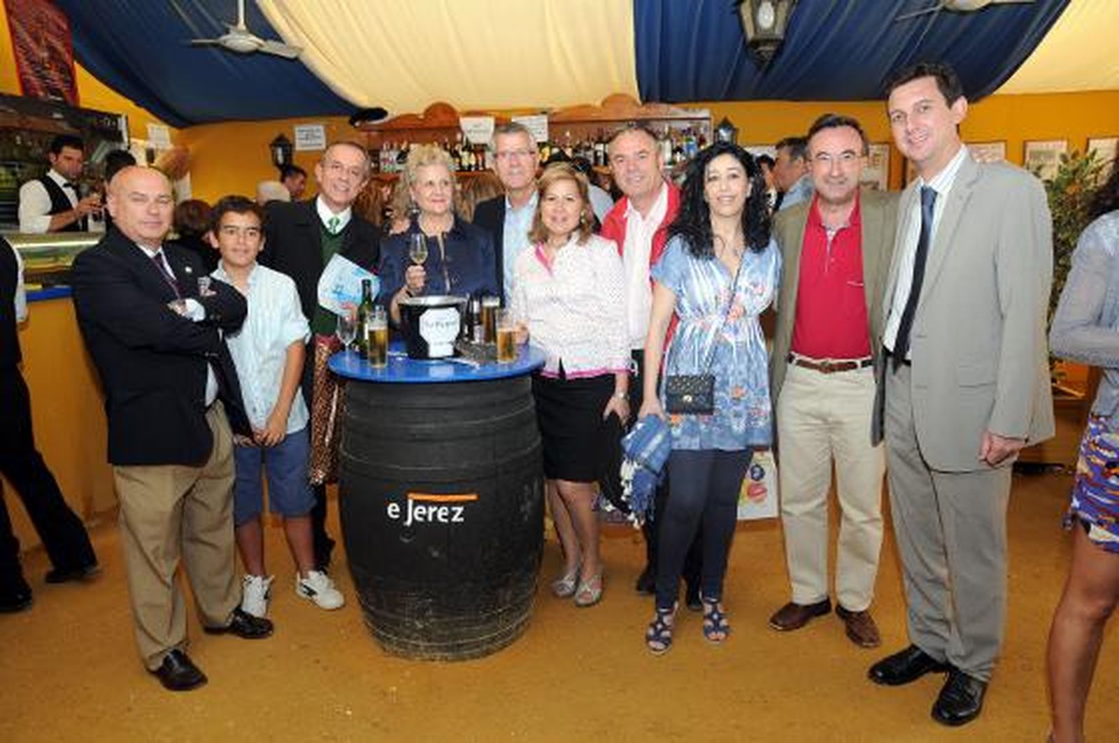 Bernardo Palomo, su hijo, Javier Sarrió y su familia, y Pepe Soto, de Cajasol, junto a Miguel Berraquero.

Foto: Manuel Mateo