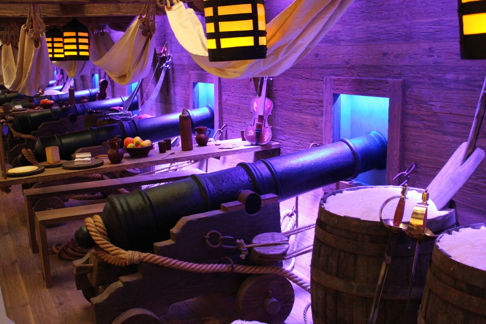 En el Centro se puede ver la réplica del puente de un galeón del siglo XVI.