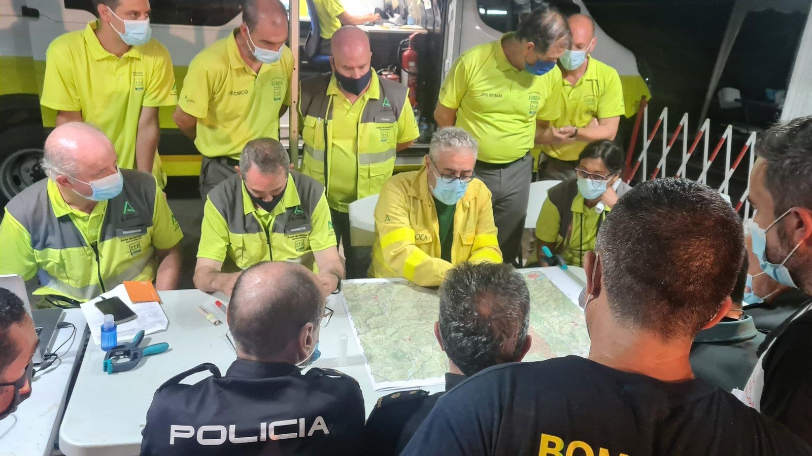 Equipo de operativos diseñando el plan Equipo de operativos diseñando el plan