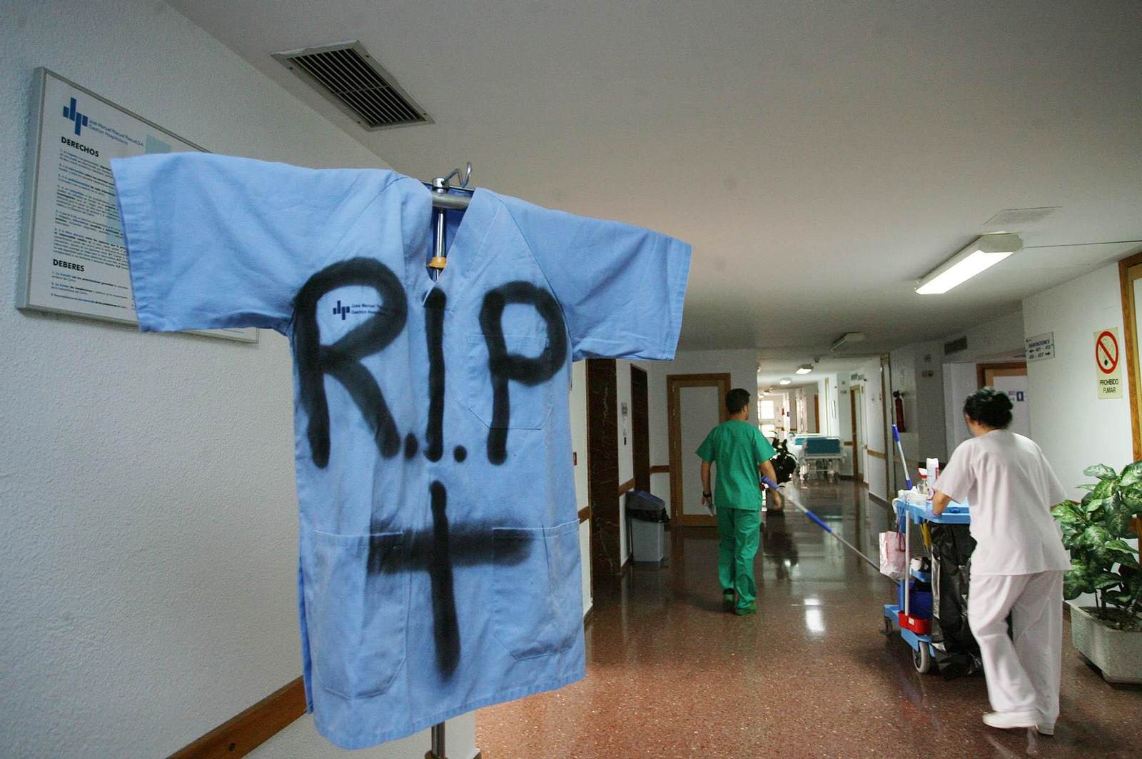 Bata de un sanitario pintada con las letras RIP, en el interior del Blanca Paloma.
