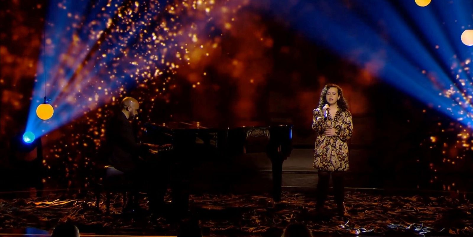 Miguel Ángel López, al piano, acompañando a Paula durante la actuación