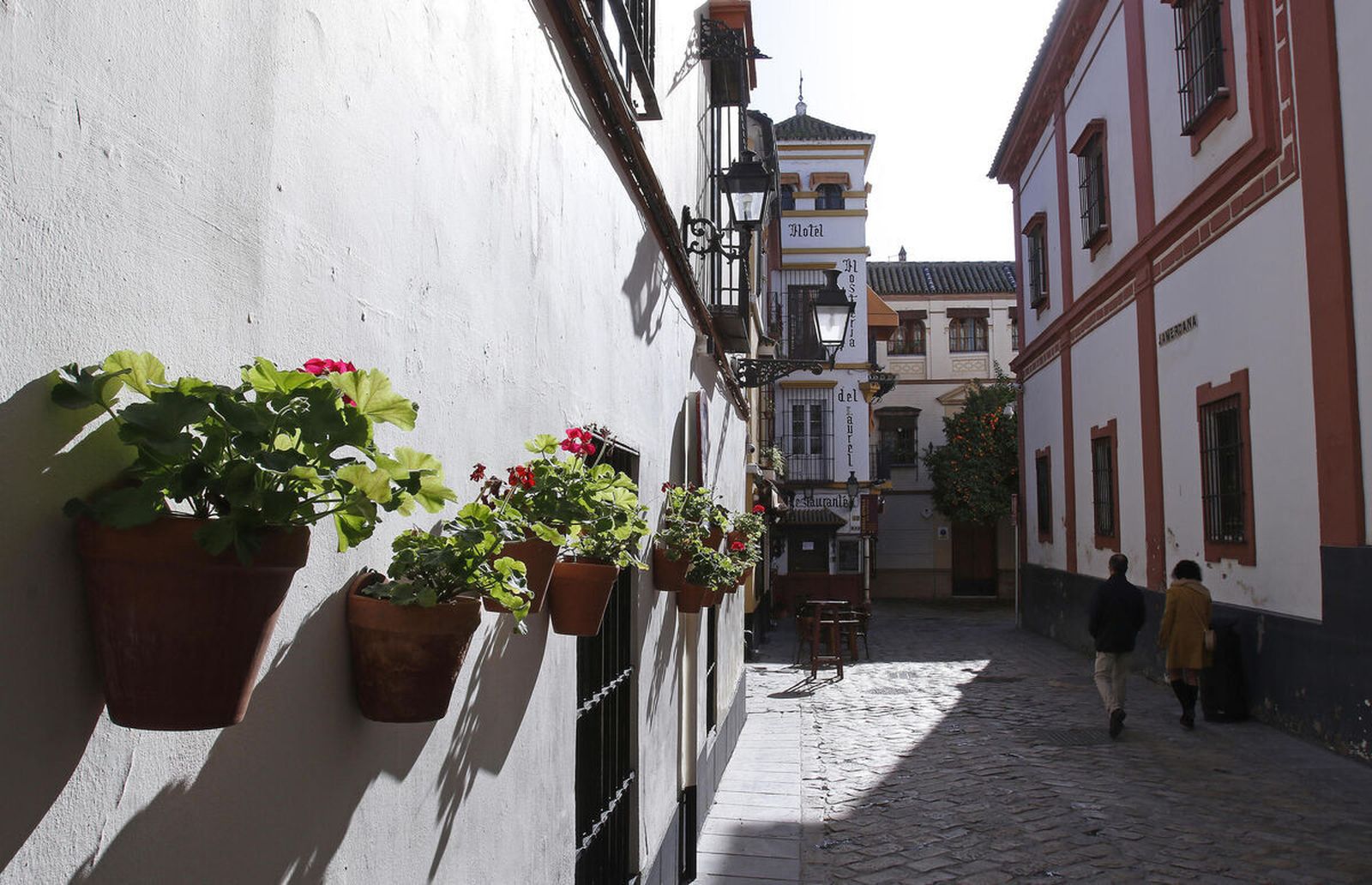 Macetas en la calle Jamerdana, y al fondo, la popular Hostería del Laurel.