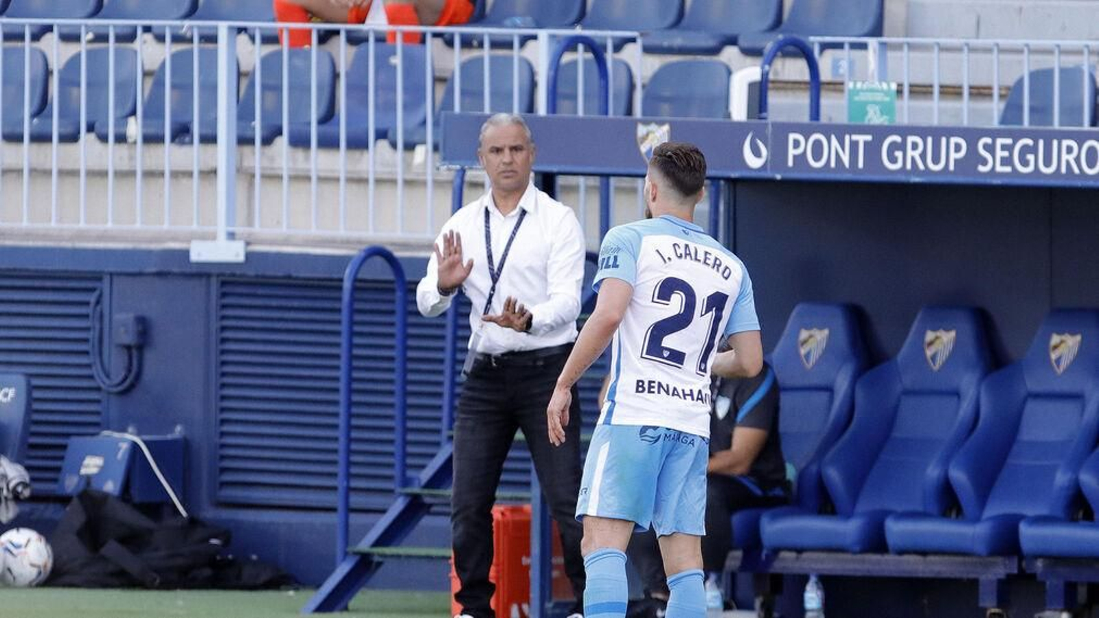 Sergio Pellicer dando instrucciones durante el partido.