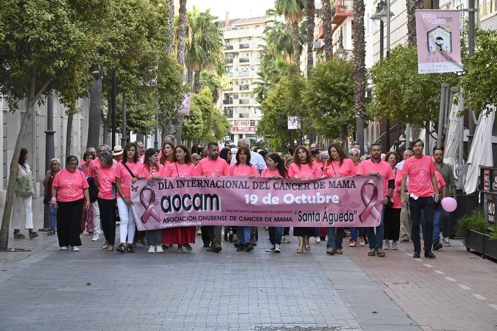 Cadena humana del día internacional del cáncer de mama