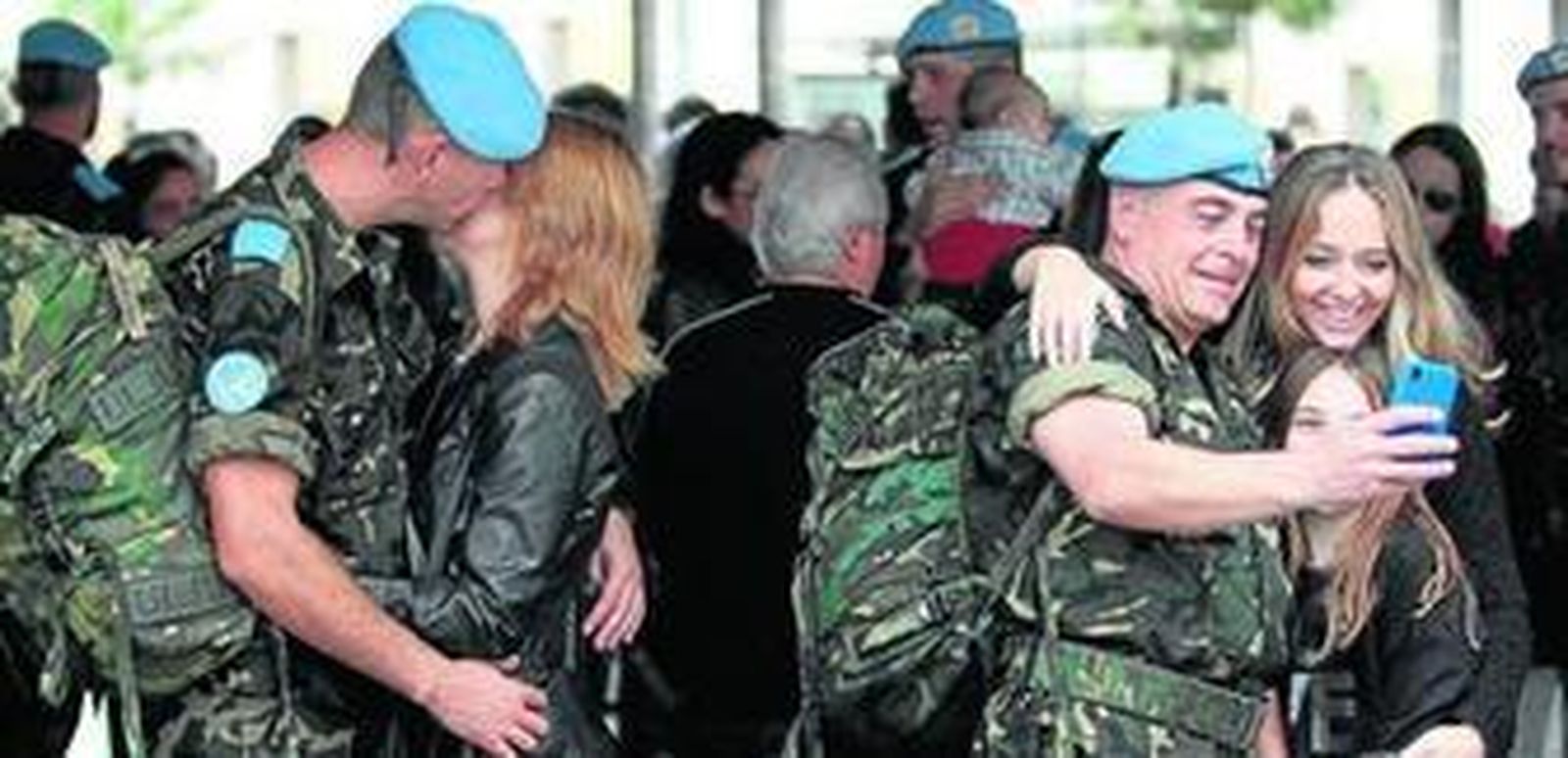 Efectivos del Muriano se despiden de su familia el día de la partida a Líbano, el pasado mes de noviembre.