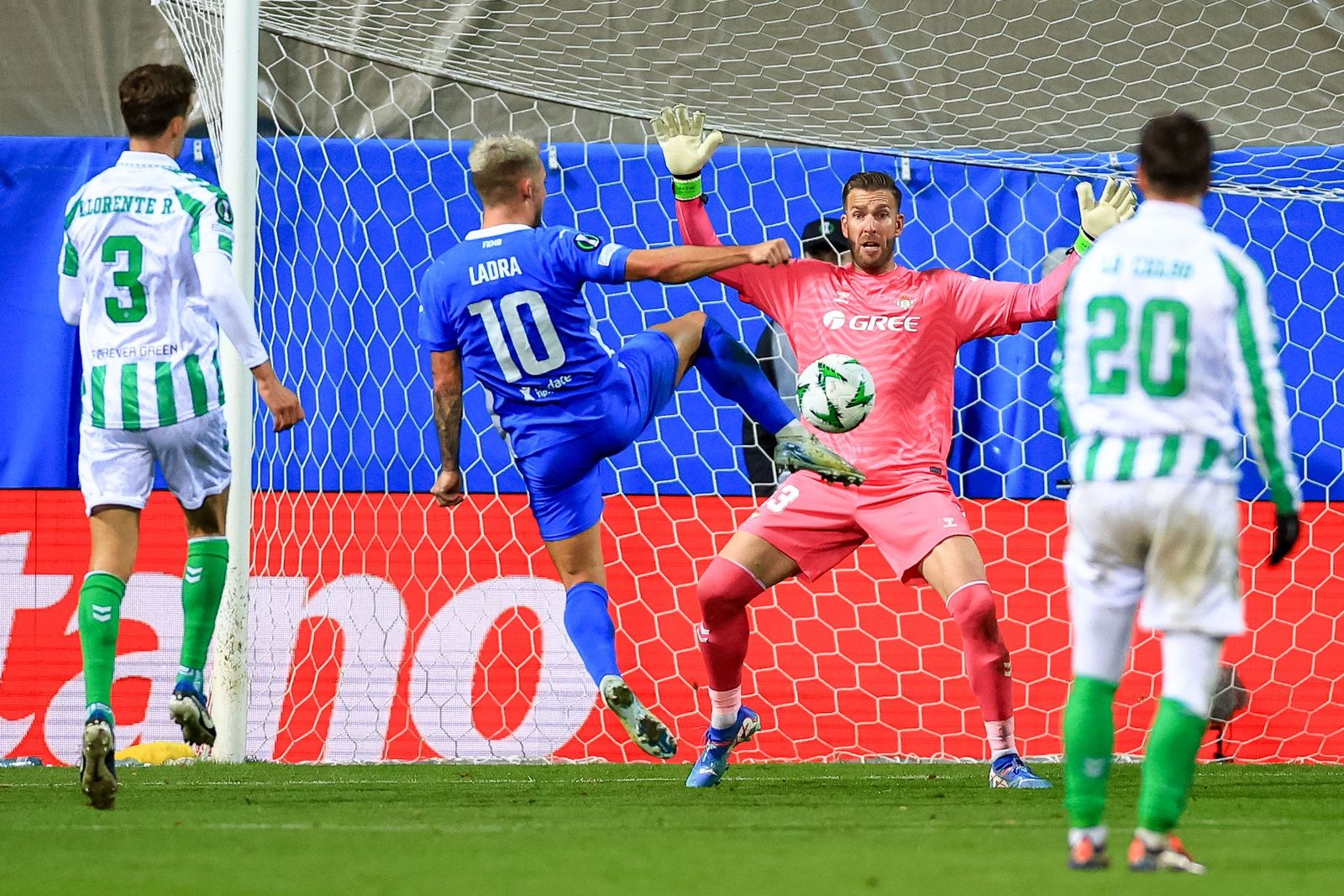 Adrián sale a tapar la portería en una ocasión de Ladra antes del descanso.