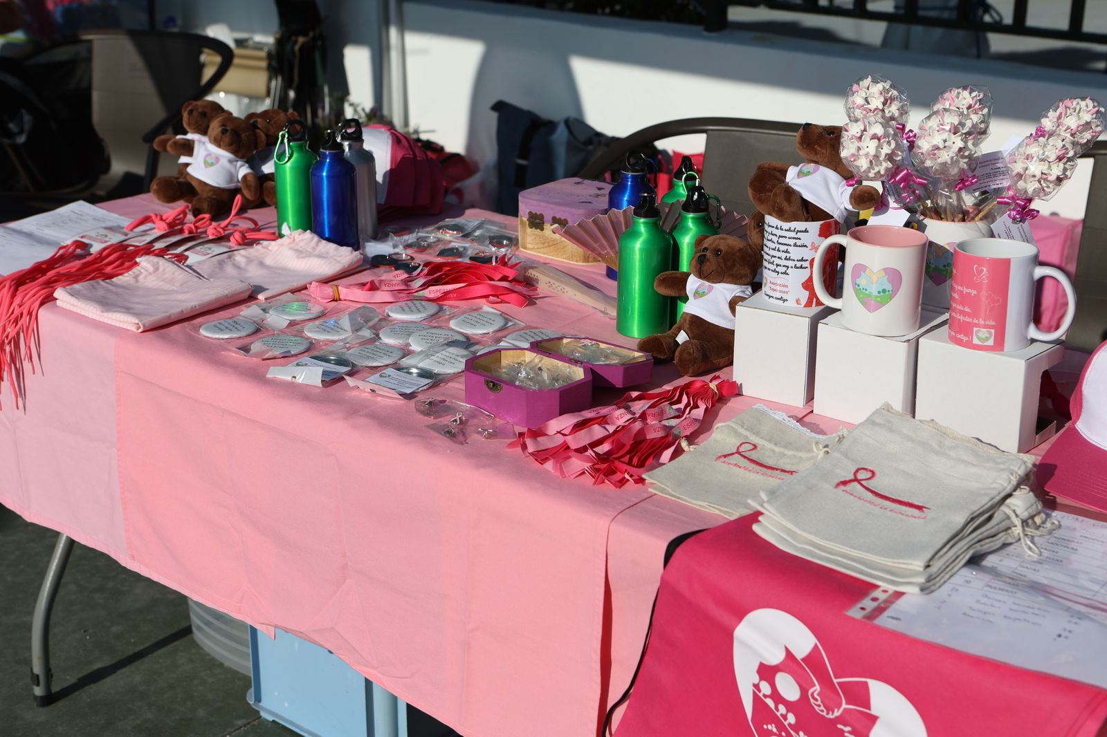 Más de 100 mujeres supervivientes de cáncer participan este sábado en una Regata Nacional en Málaga