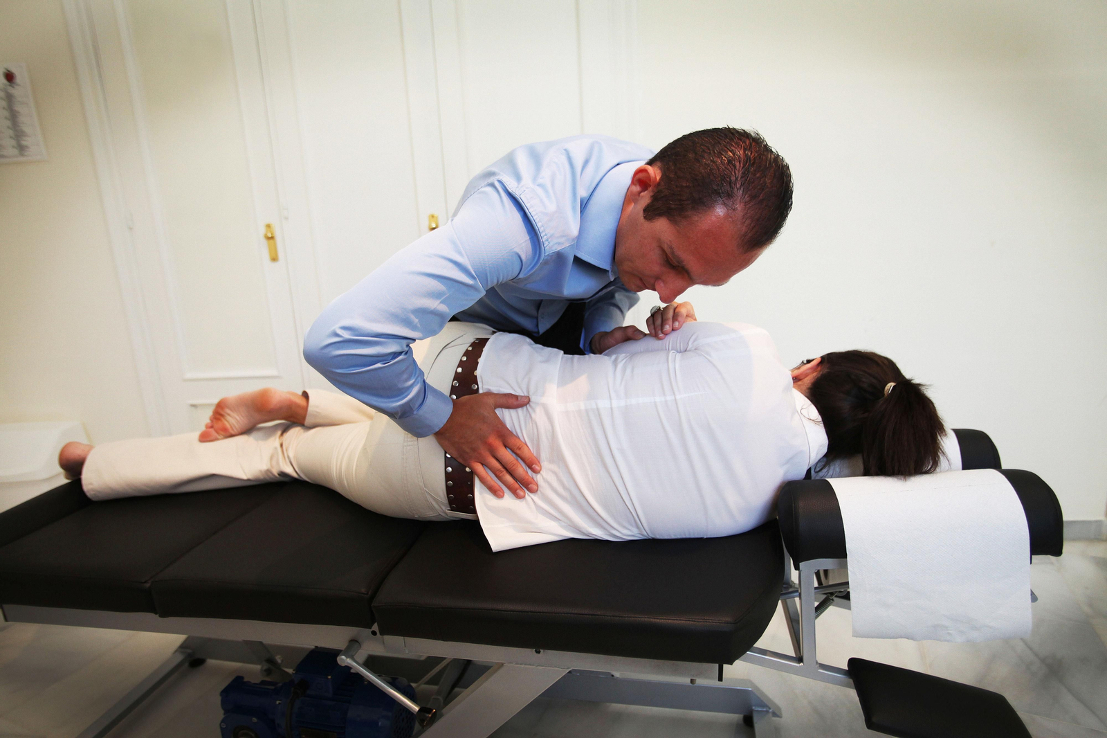 Profesional en marcha con paciente de columna vertebral. Profesional en marcha con paciente de columna vertebral.
