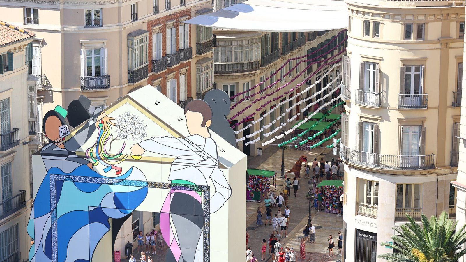 El principio de la calle Larios, sobre las 17:30 de esta tarde, con poca afluencia de público.