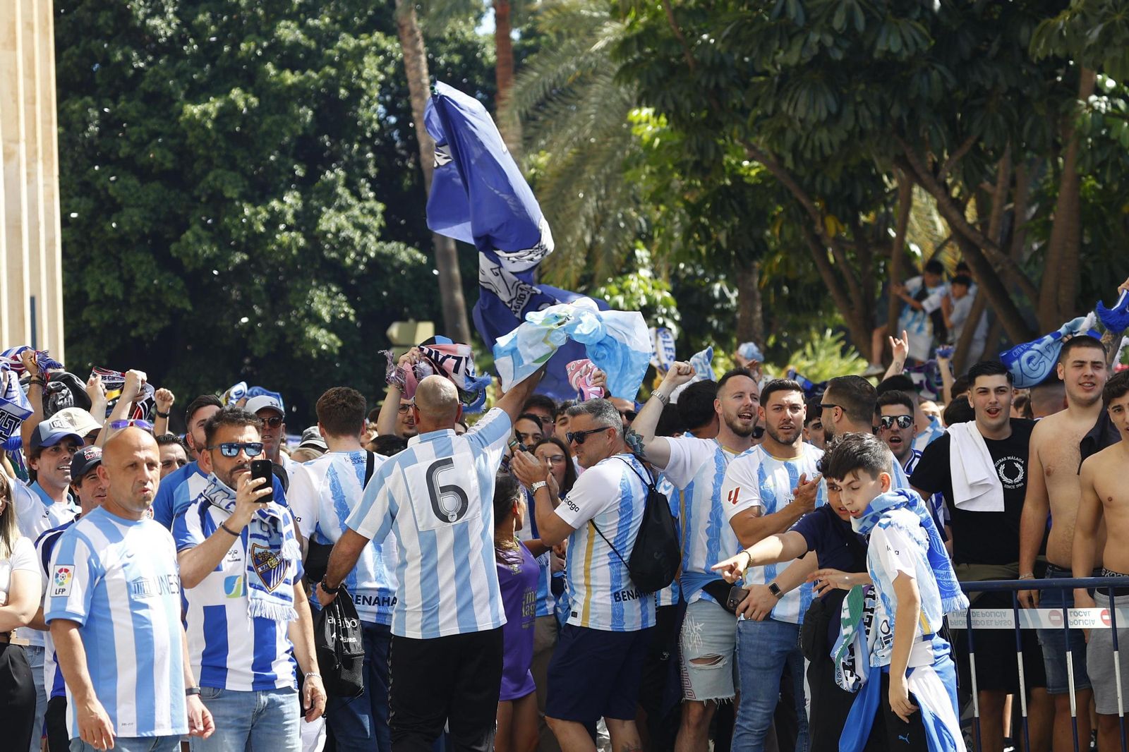 Búscate en las fotos del tremendo recibimiento previo al Málaga CF-Granada