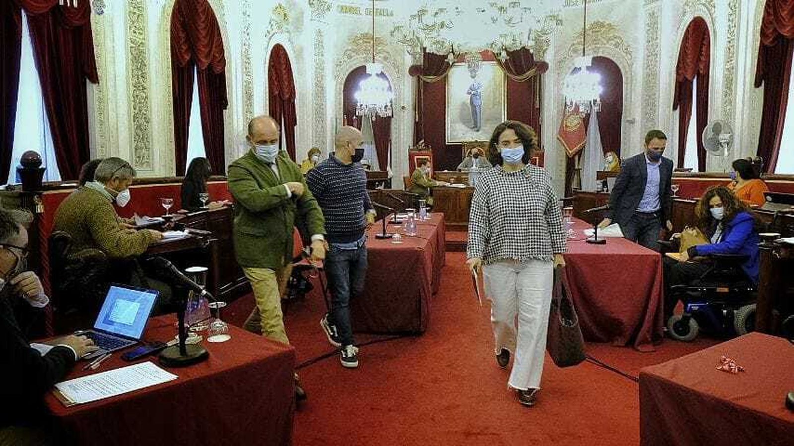 Los concejales del PP, en el momento de ausentarse del Pleno este viernes.