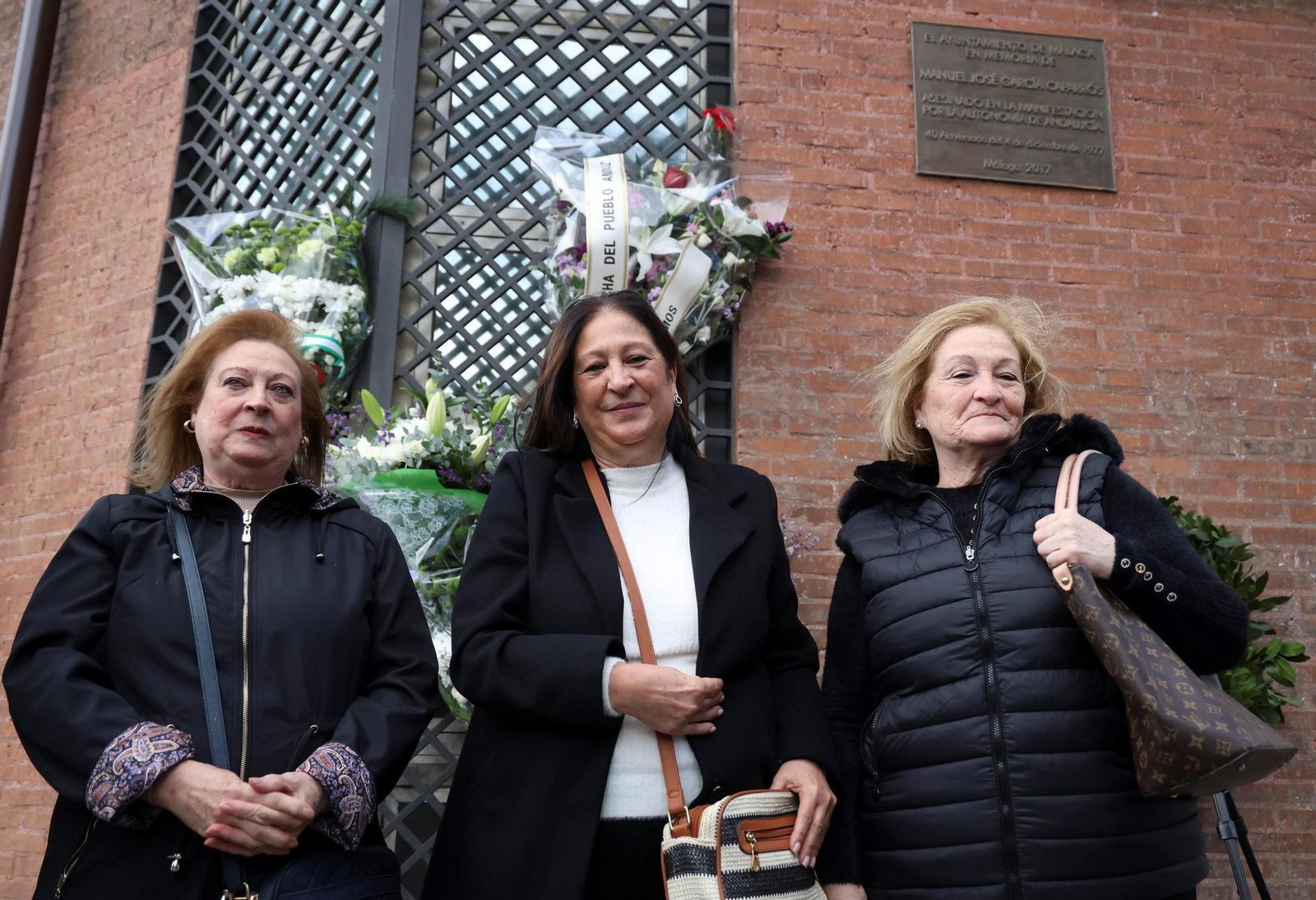 Las hermanas de García Caparrós ante el sitio en el que cayó asesinado.