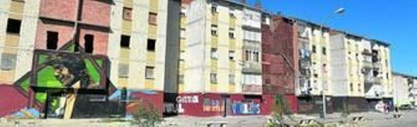 Bloques de Martínez Montañés. A la izquierda, uno de los que están cerrados para su próxima rehabilitación.