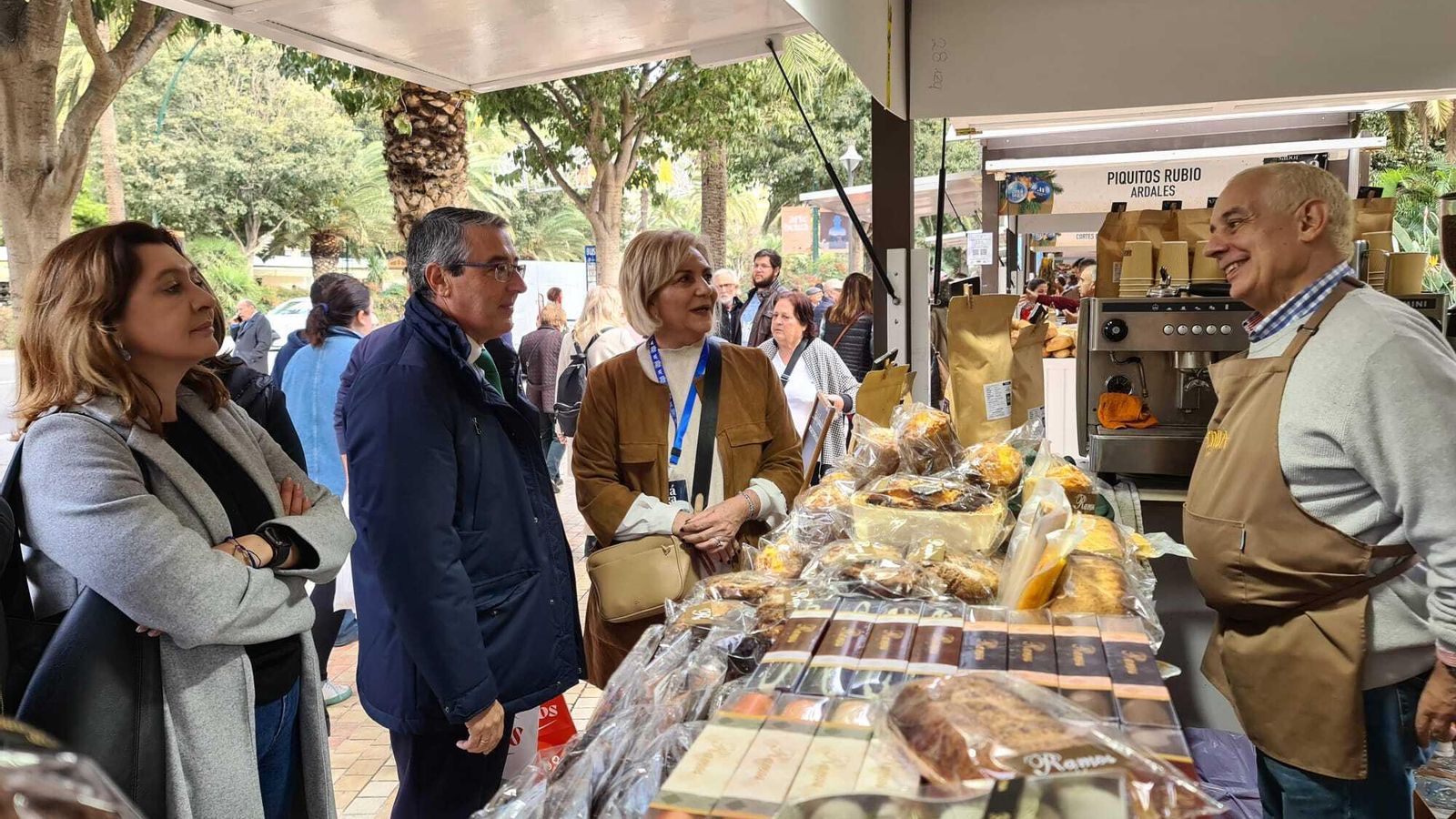 El presidente de la Diputación conversa con el responsable de uno de los puestos.