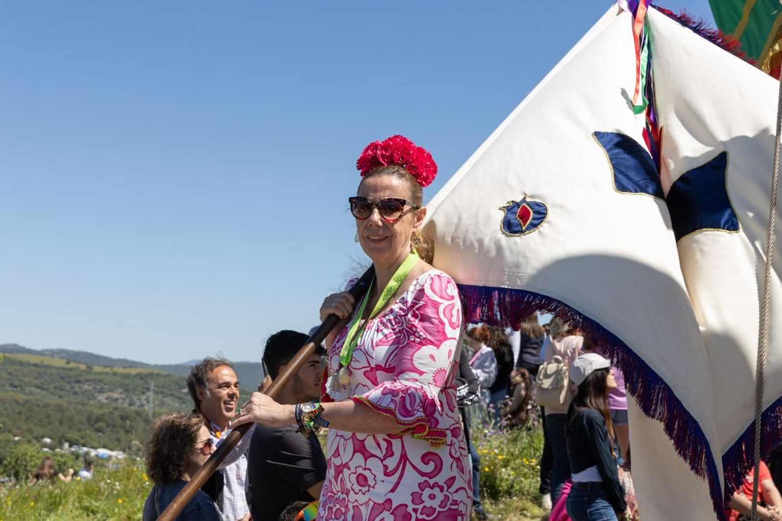 Miles de romeros acuden al encuentro de la Virgen de la Cabeza en su romería