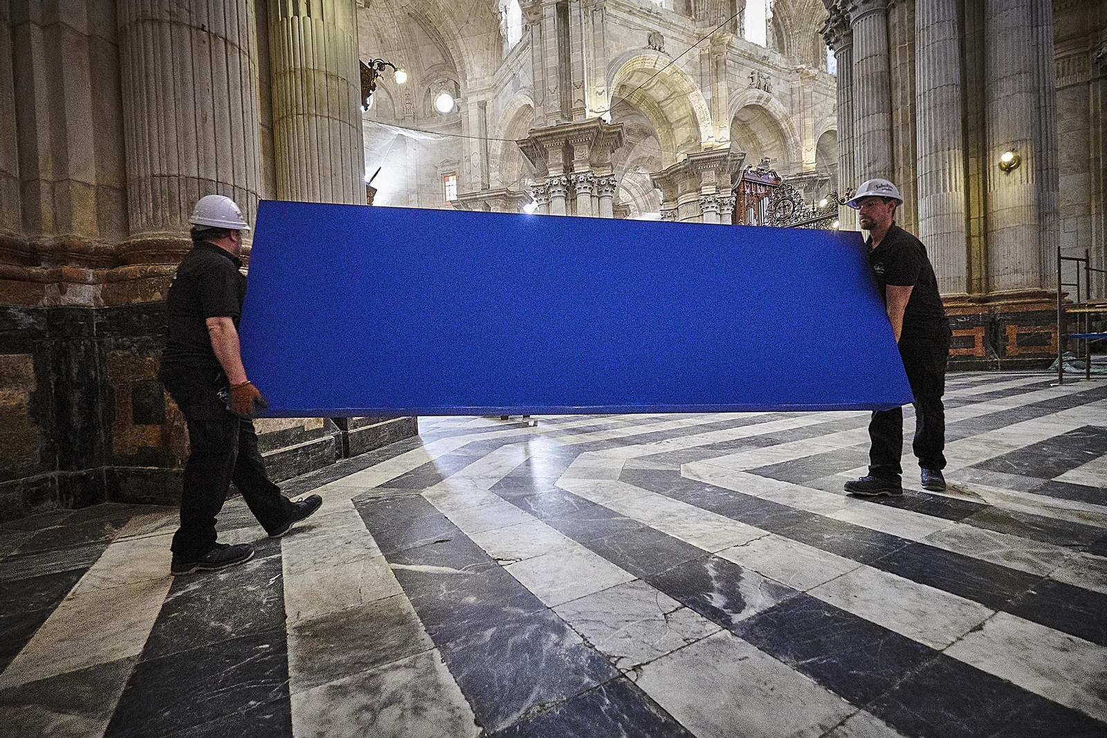 Los operarios trabajan en el montaje de la exposición durante la noche.