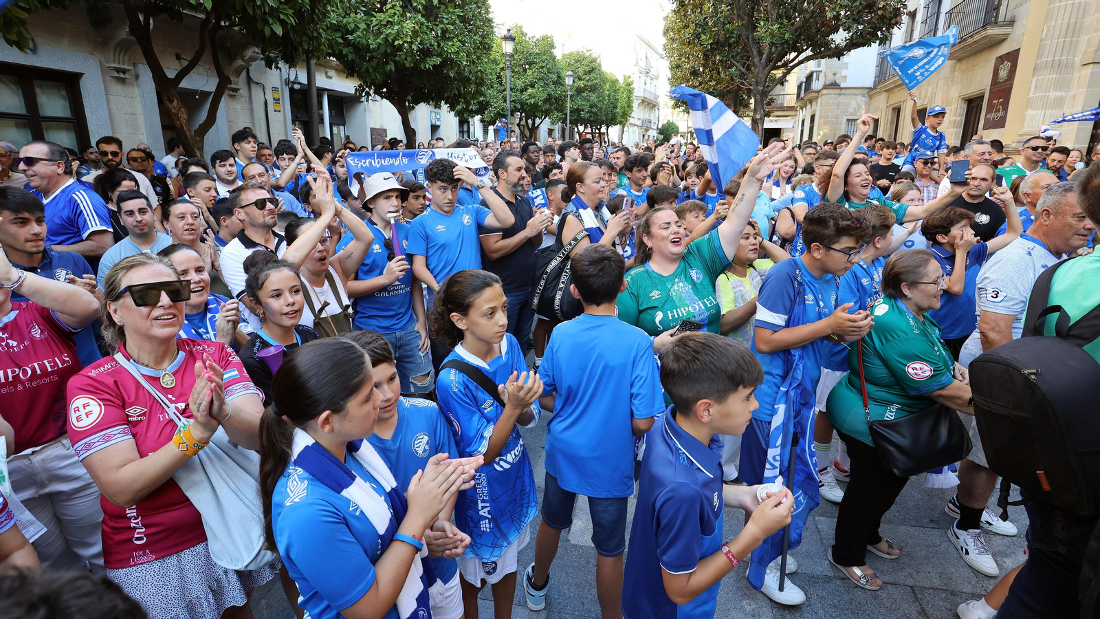 La visita del Xerez DFC al Ayuntamiento tras el ascenso