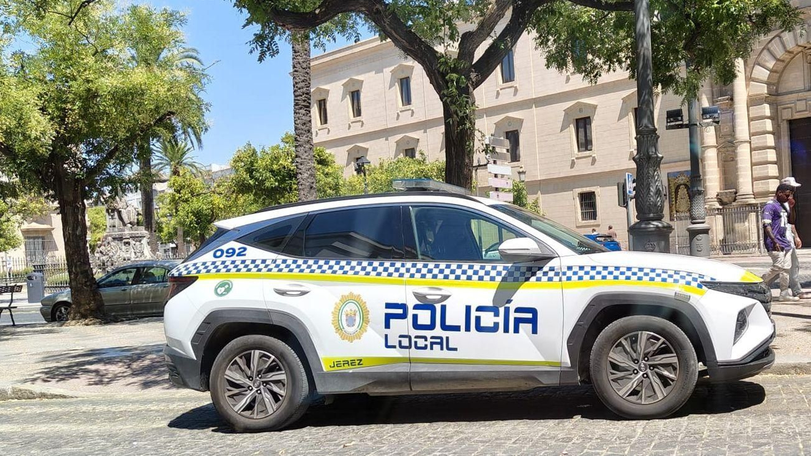 Un coche de Policía Local, en el centro de Jerez.