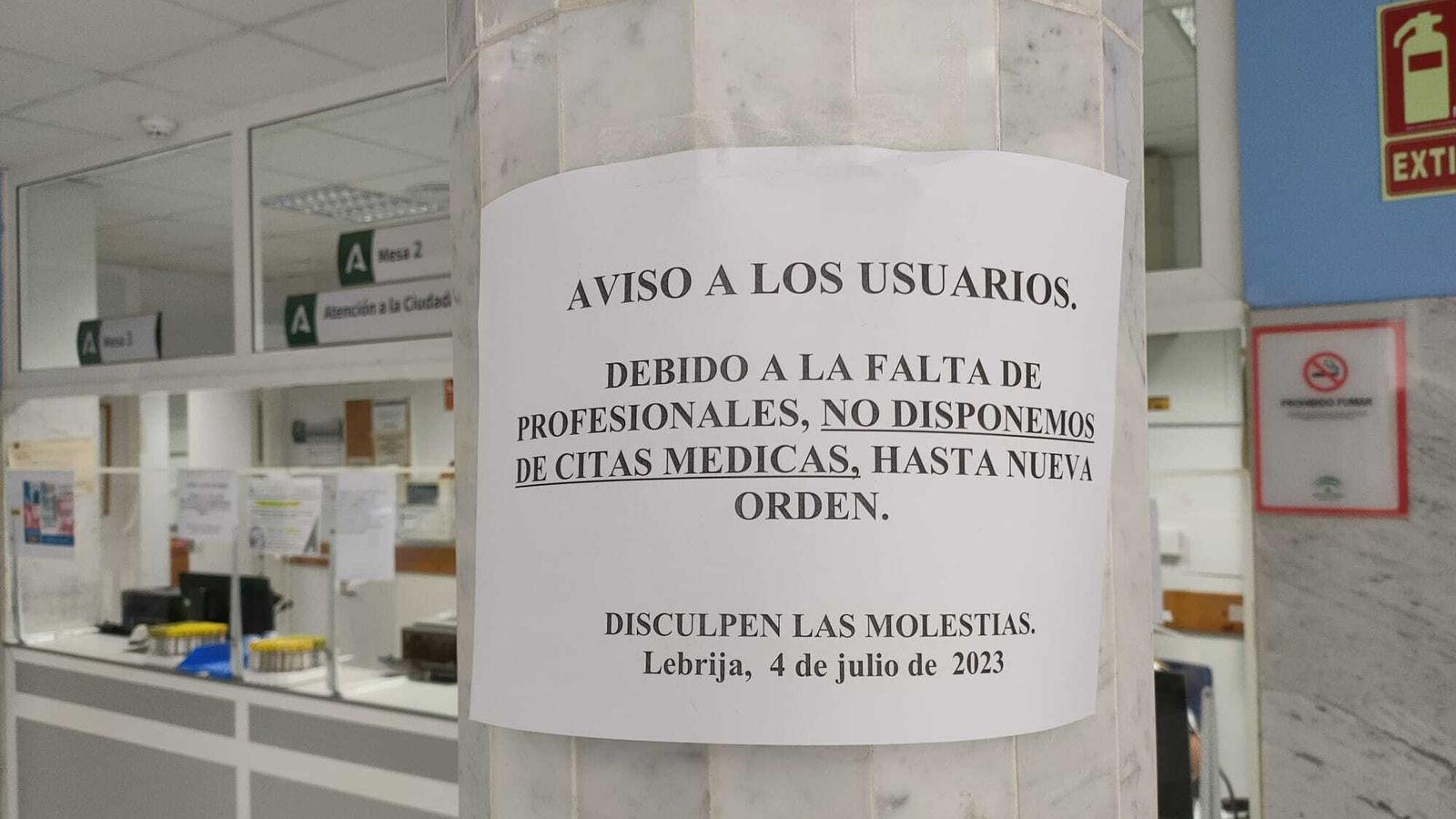 Cartel que avisa en el centro de salud de Lebrija de la falta de profesionales y de citas.