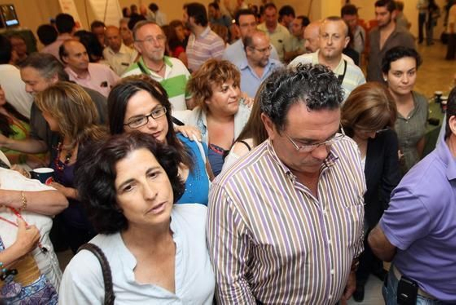 Bermúdez, con la cabeza agachada, durante el discurso de despedida de Sánchez.

Foto: Miguel Ángel González