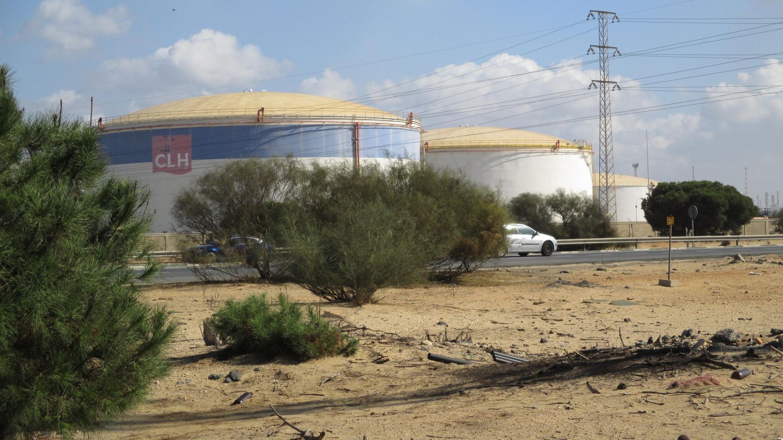 Instalaciones de la empresa CLH en los terrenos de la Autoridad Portuaria de Huelva.