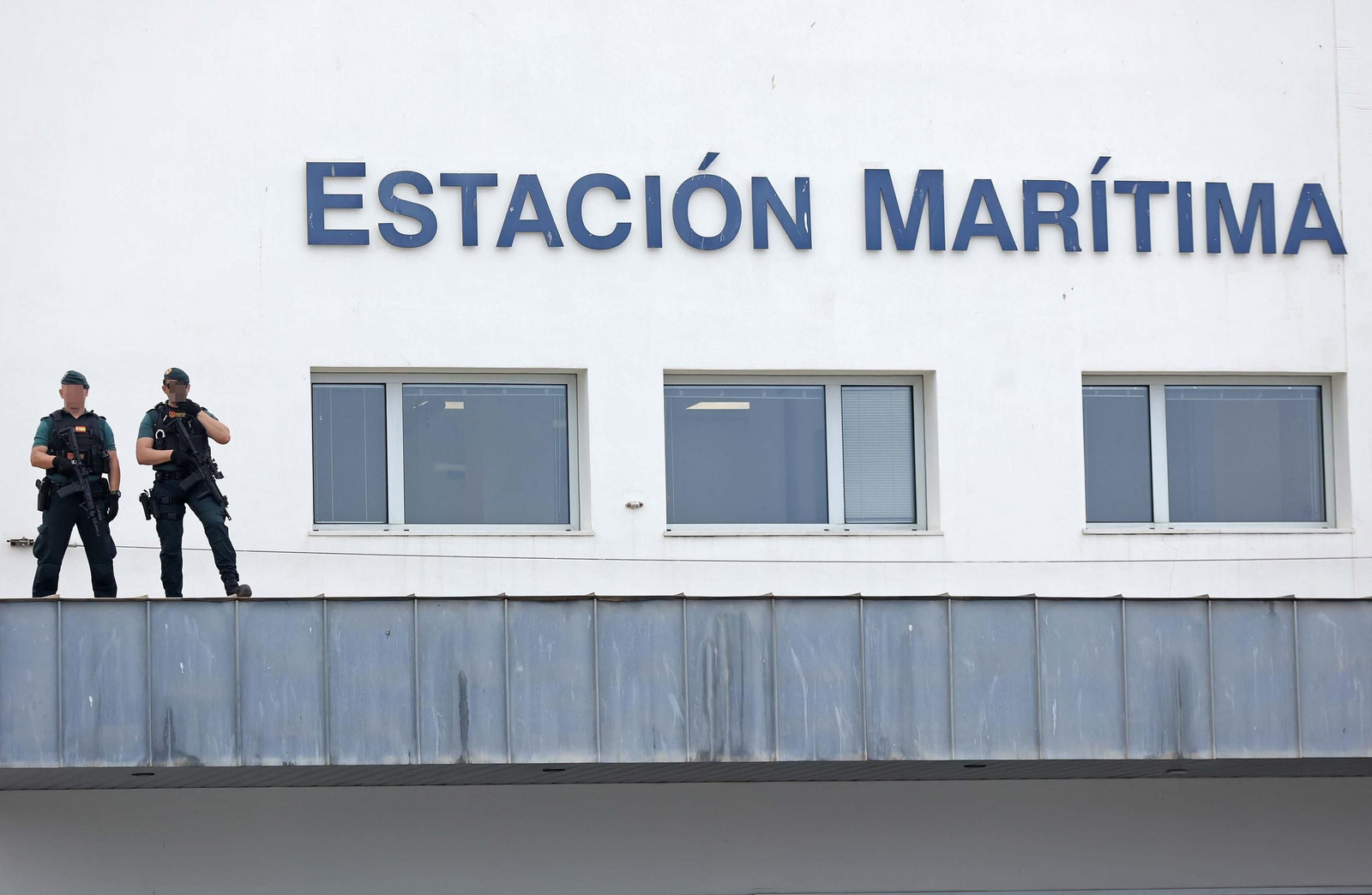 Dos guardias civiles custodian la Estación Marítima de Tarifa, donde se produjo la detención de Friass Taghi.