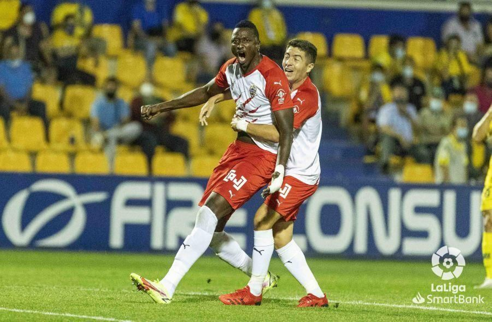 Portillo abraza a Sadiq tras el 0-2.