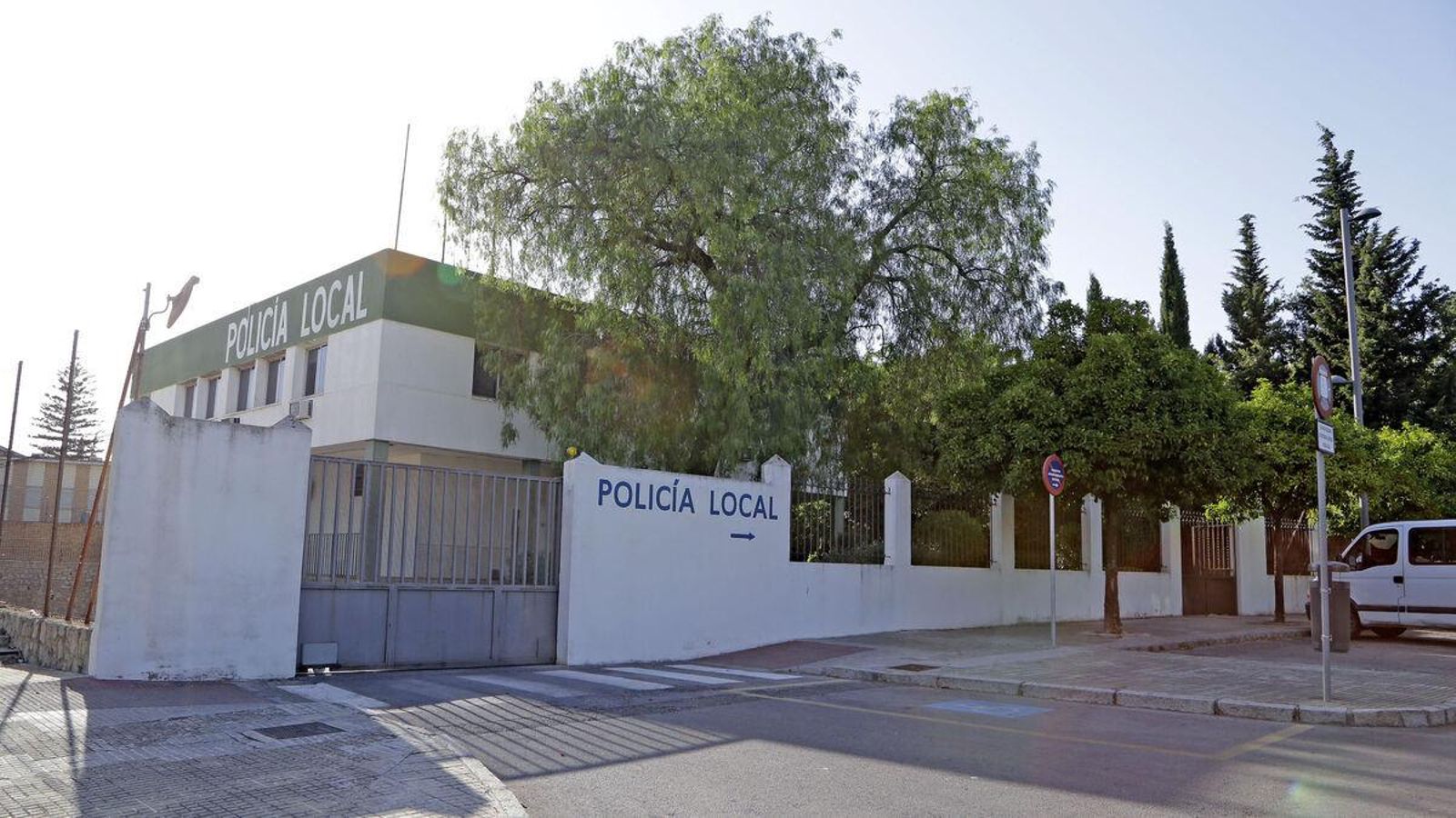 Las instalaciones de El Almendral, cerradas tras la salida de los agentes.