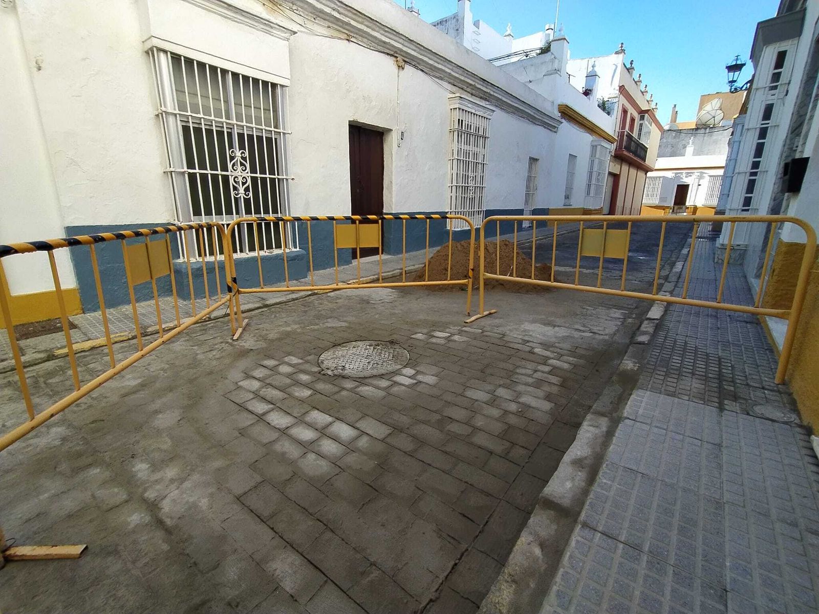 Arreglo del socavón de la calle San Servando, en San Fernando.
