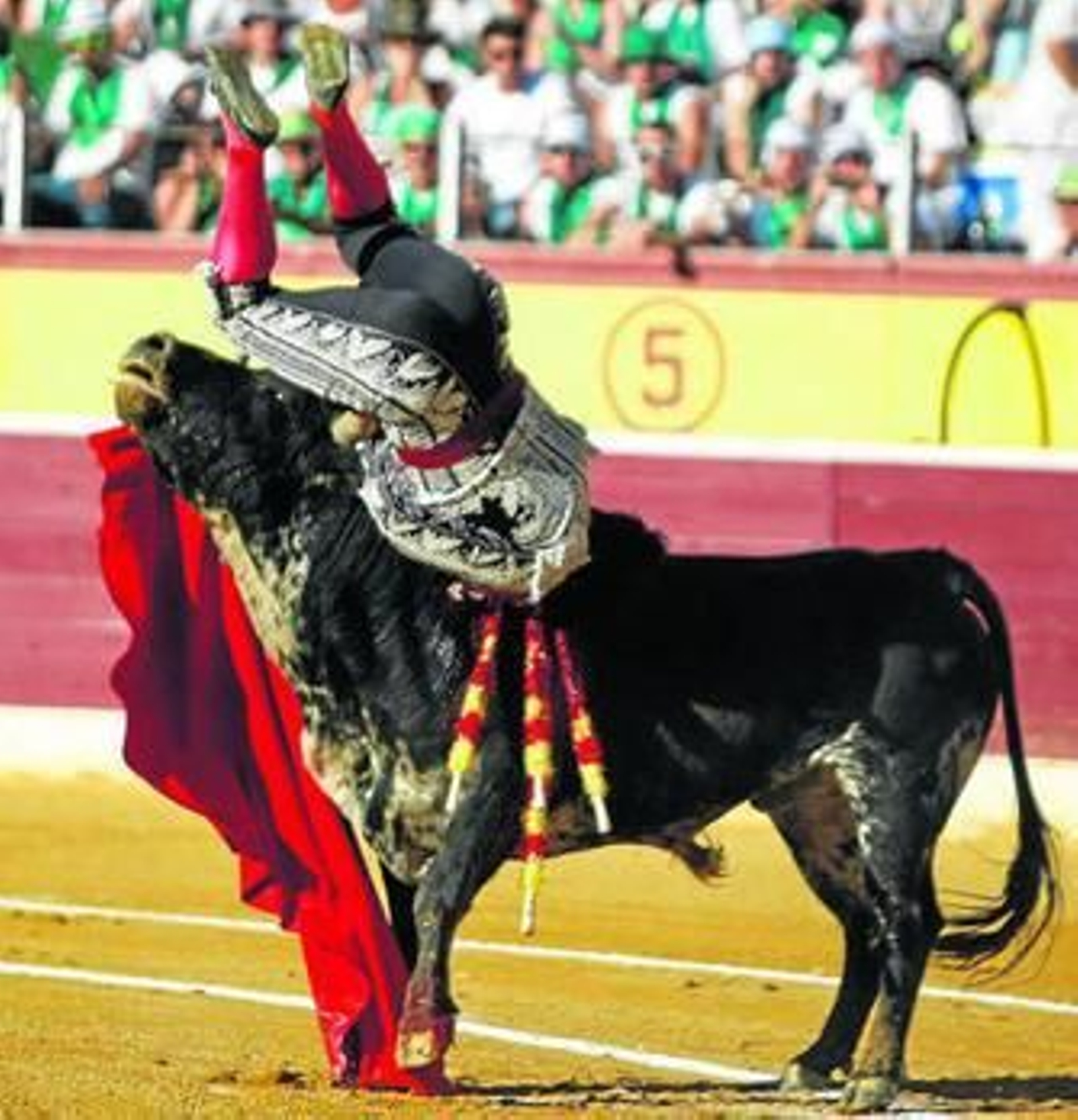 El diestro en el momento de la cogida.