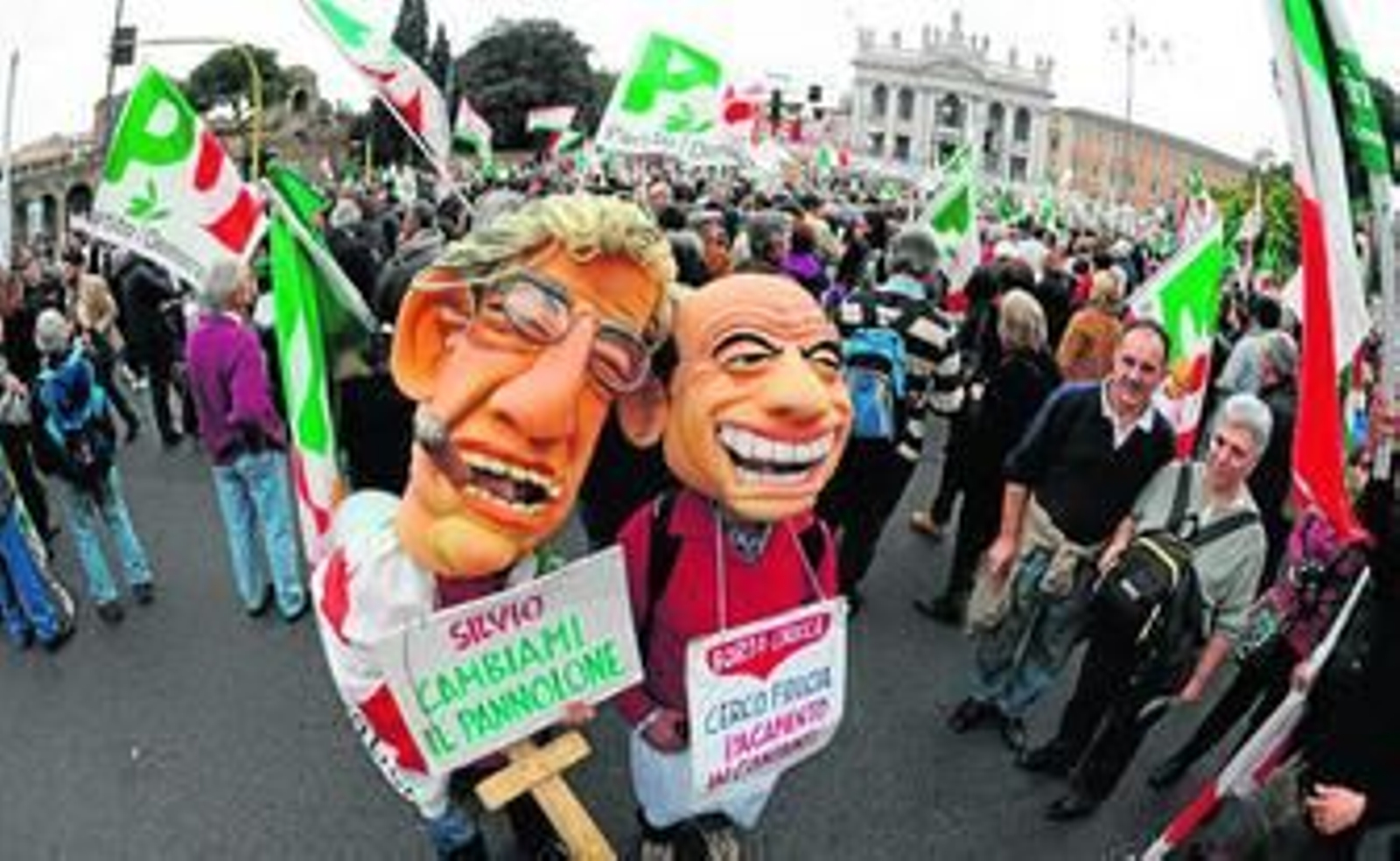 Dos manifestantes, caricaturizados como Fini y Berlusconi, en la concentración de ayer de San Juan de Letrán.